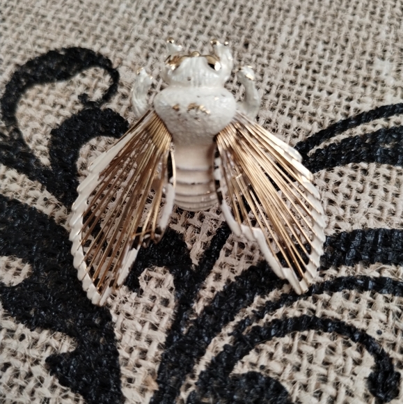 Vintage Monet Bumble Bee/Insect Brooch - Picture 5 of 15